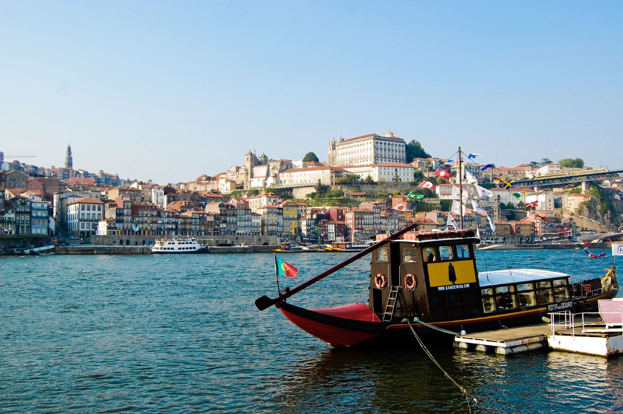 Barco rabelo na reci Douro — tradicionalni čamac za transport porta