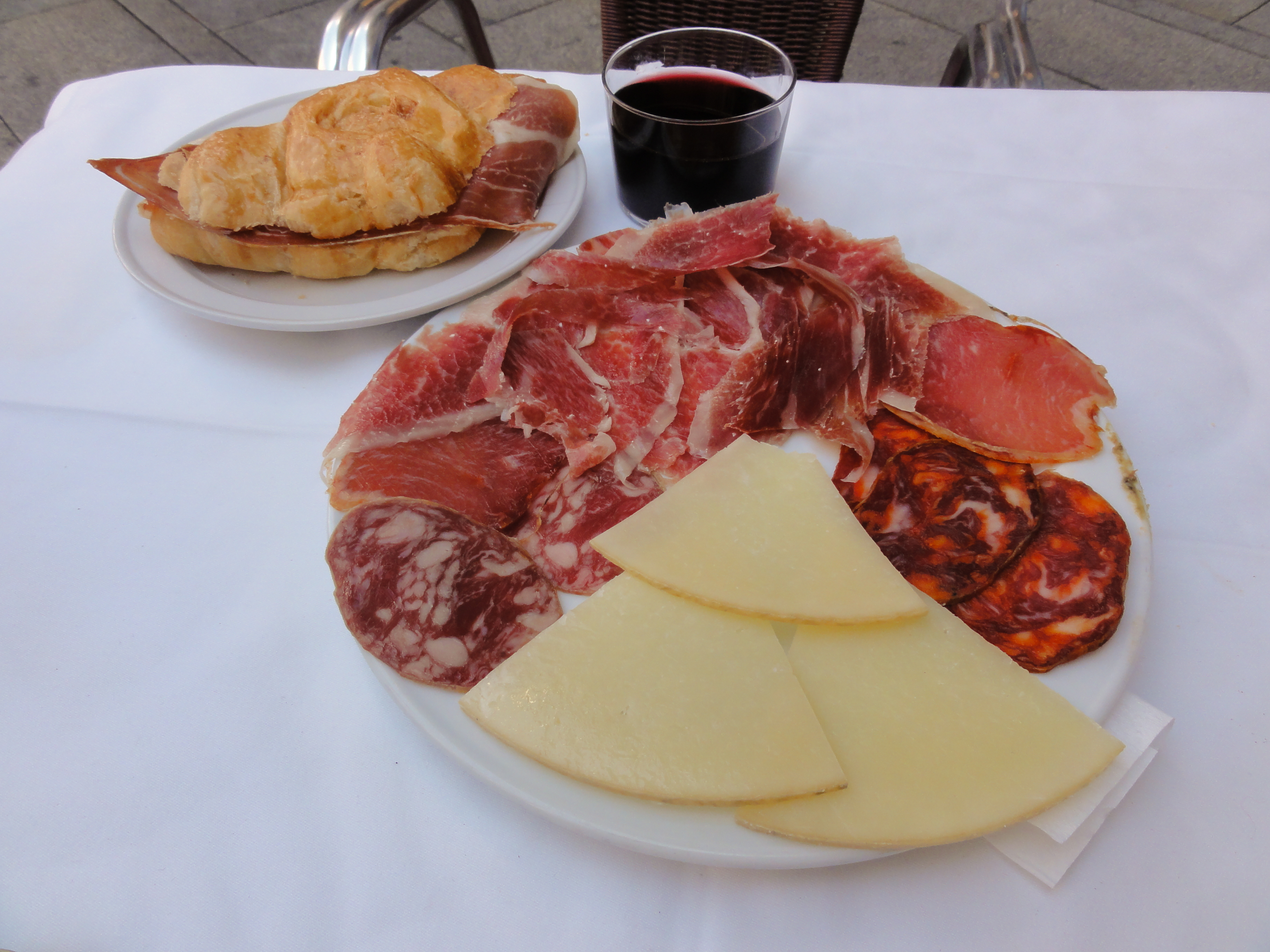 Tabla suhomesnatih proizvoda i sira uz čašu vina — aperitivni uvod u obrok