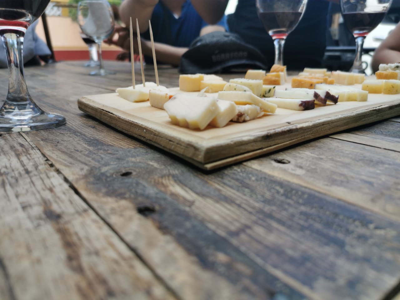 Tabla sira i čaša vina