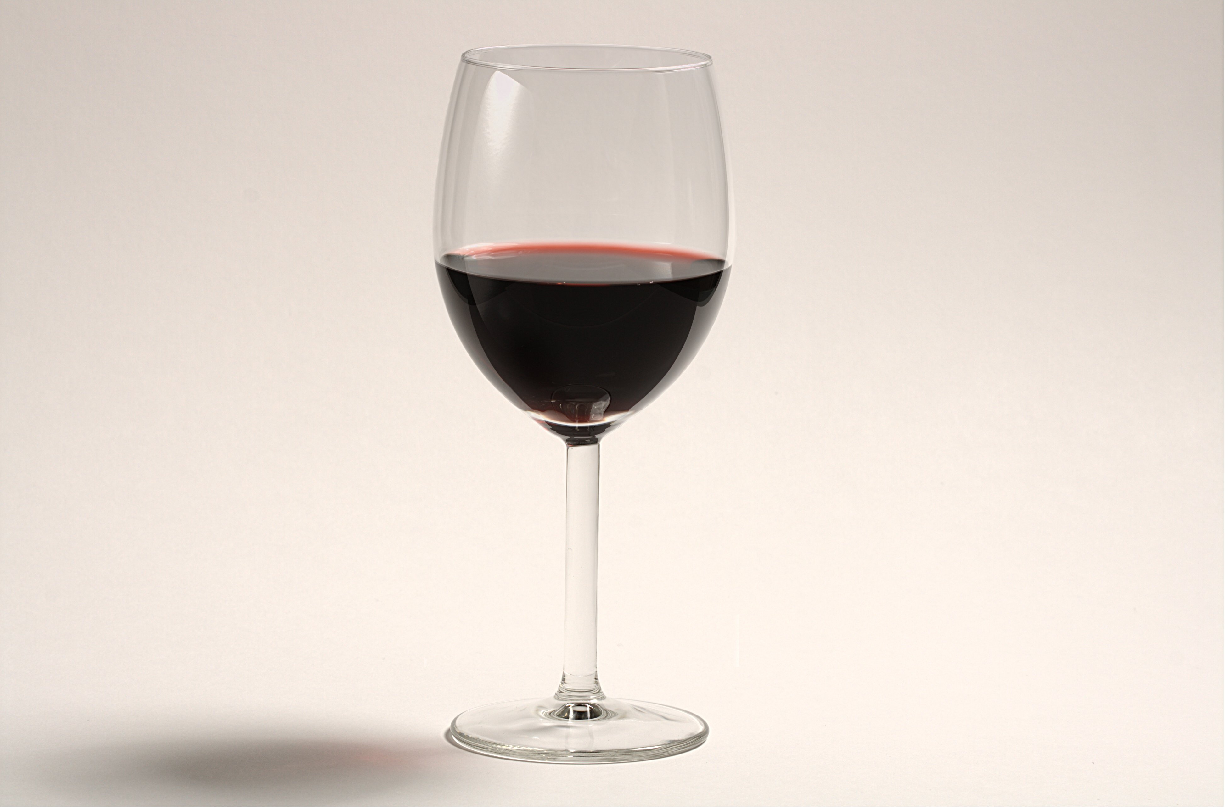 Čaša crnog vina — duboka rubinska boja koja odaje karakter sorti poput Vranca