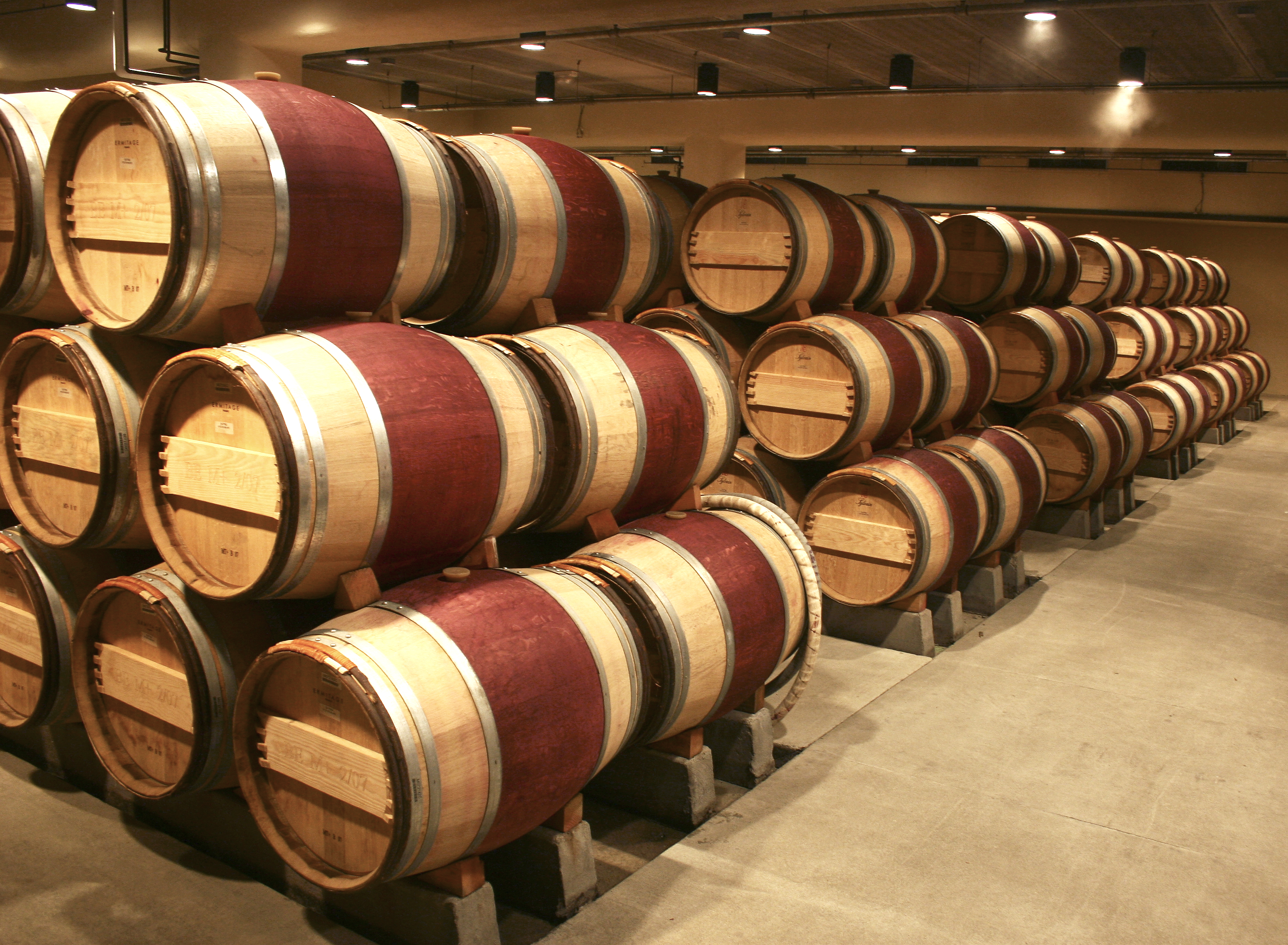 Hrastova burad u kojima Cabernet Sauvignon odležava i dobija note cedra, vanile i duvana