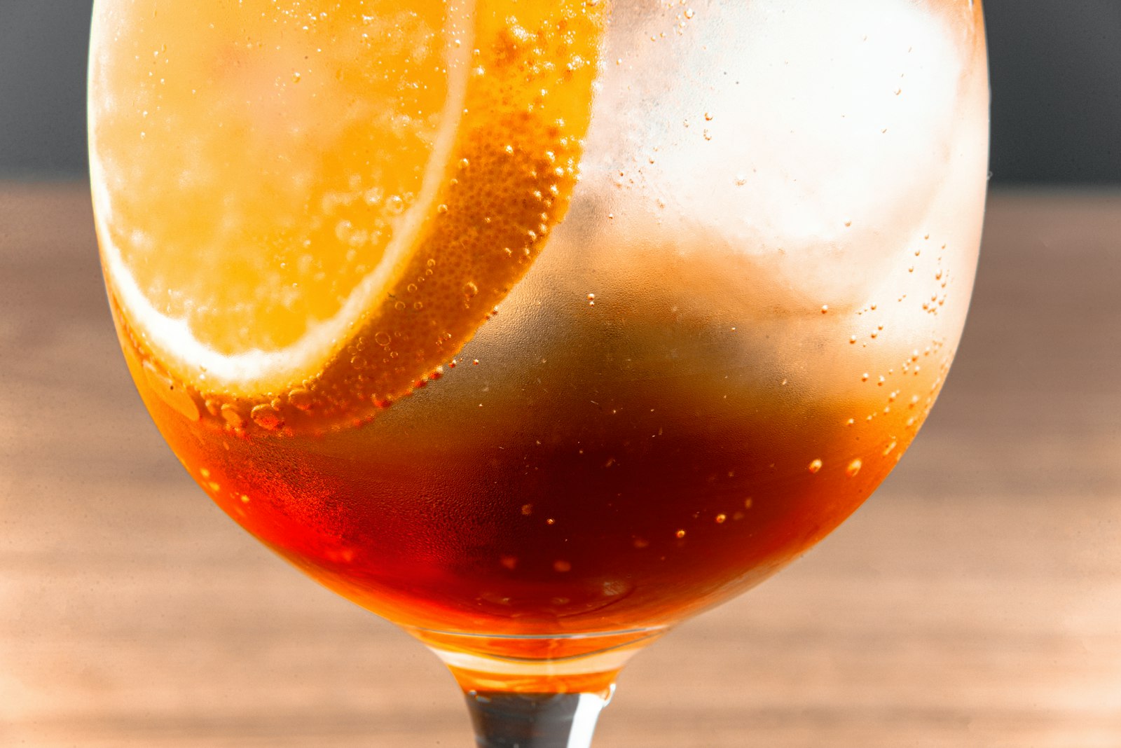 Oranž vino ćilibarne boje u čaši