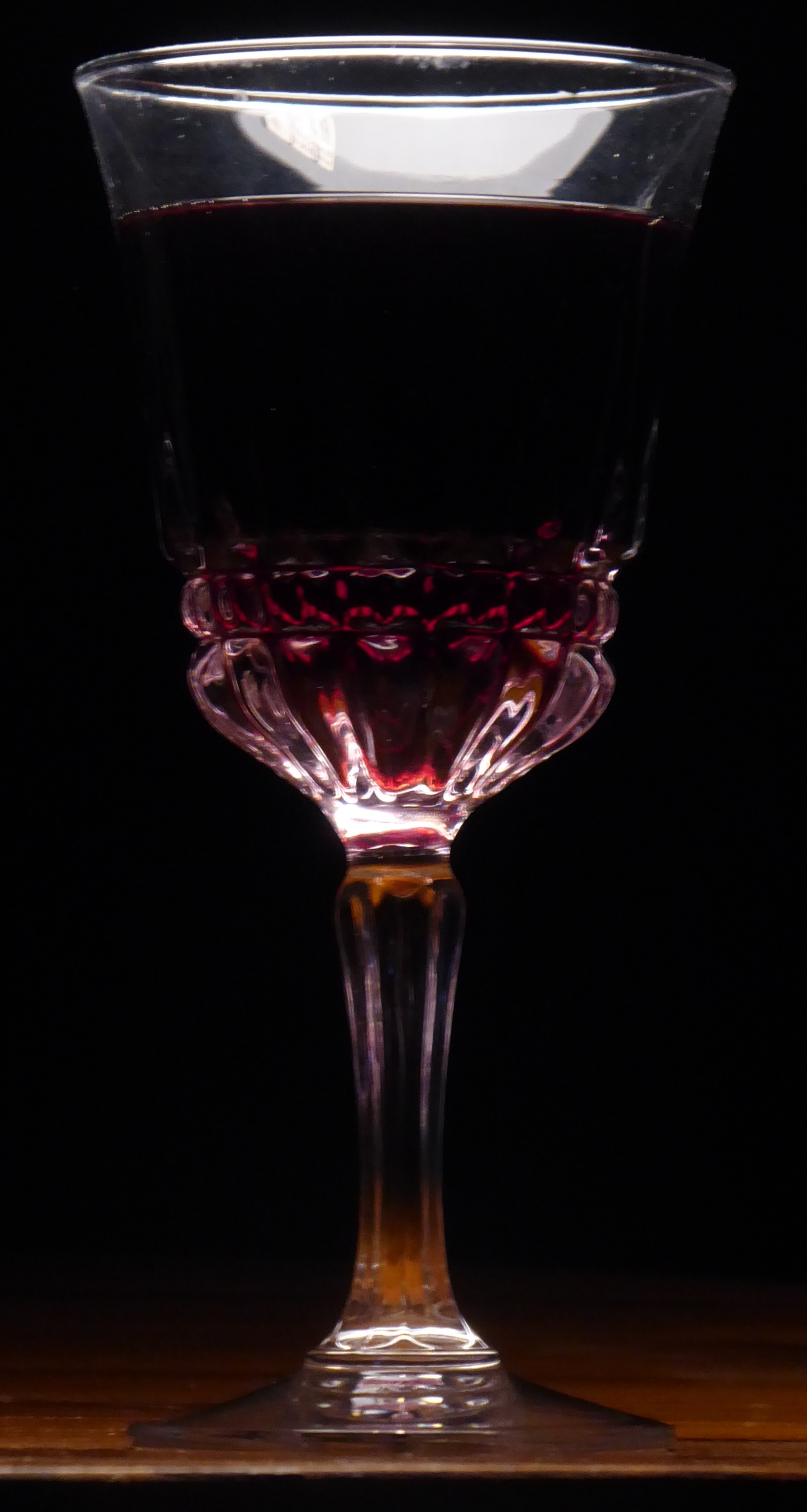 Crveno vino u tankom kristalnom čašiću