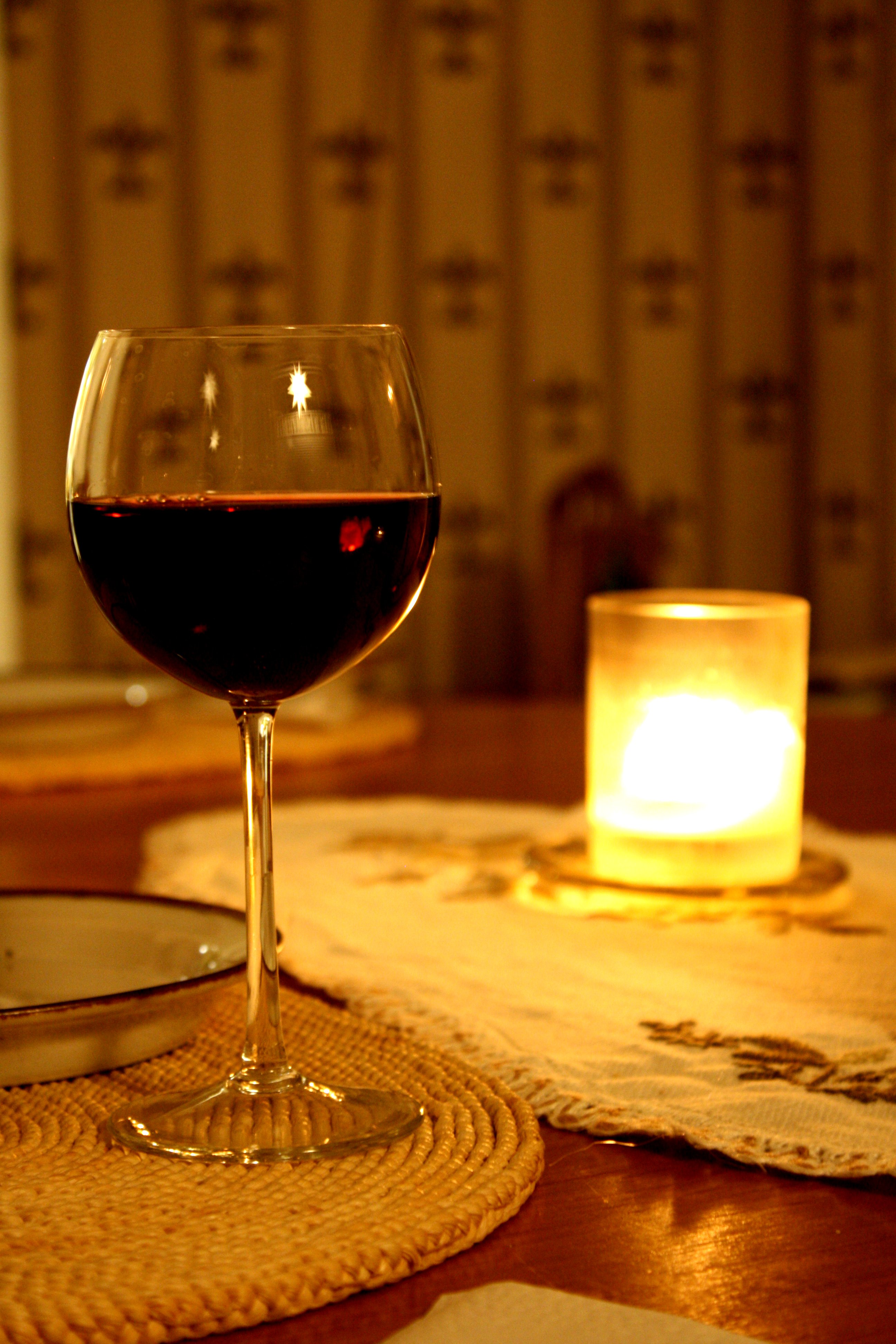 Čaša crvenog vina — boja, aroma i tekstura su prvi čulni utisci pri degustaciji
