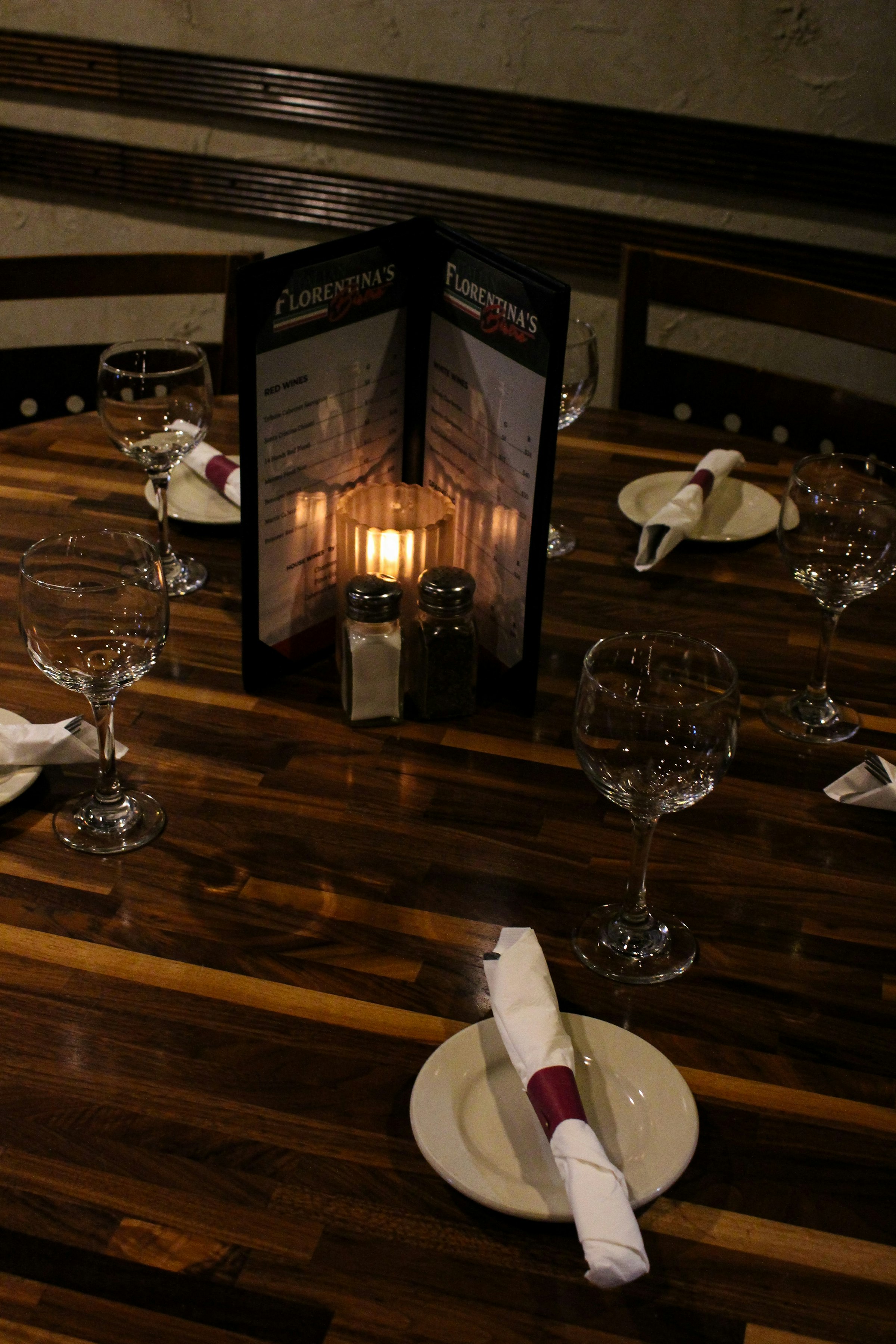Romantična večera uz vino i sveće — idealno okruženje za poklon vino povodom godišnjice ili Dana zaljubljenih