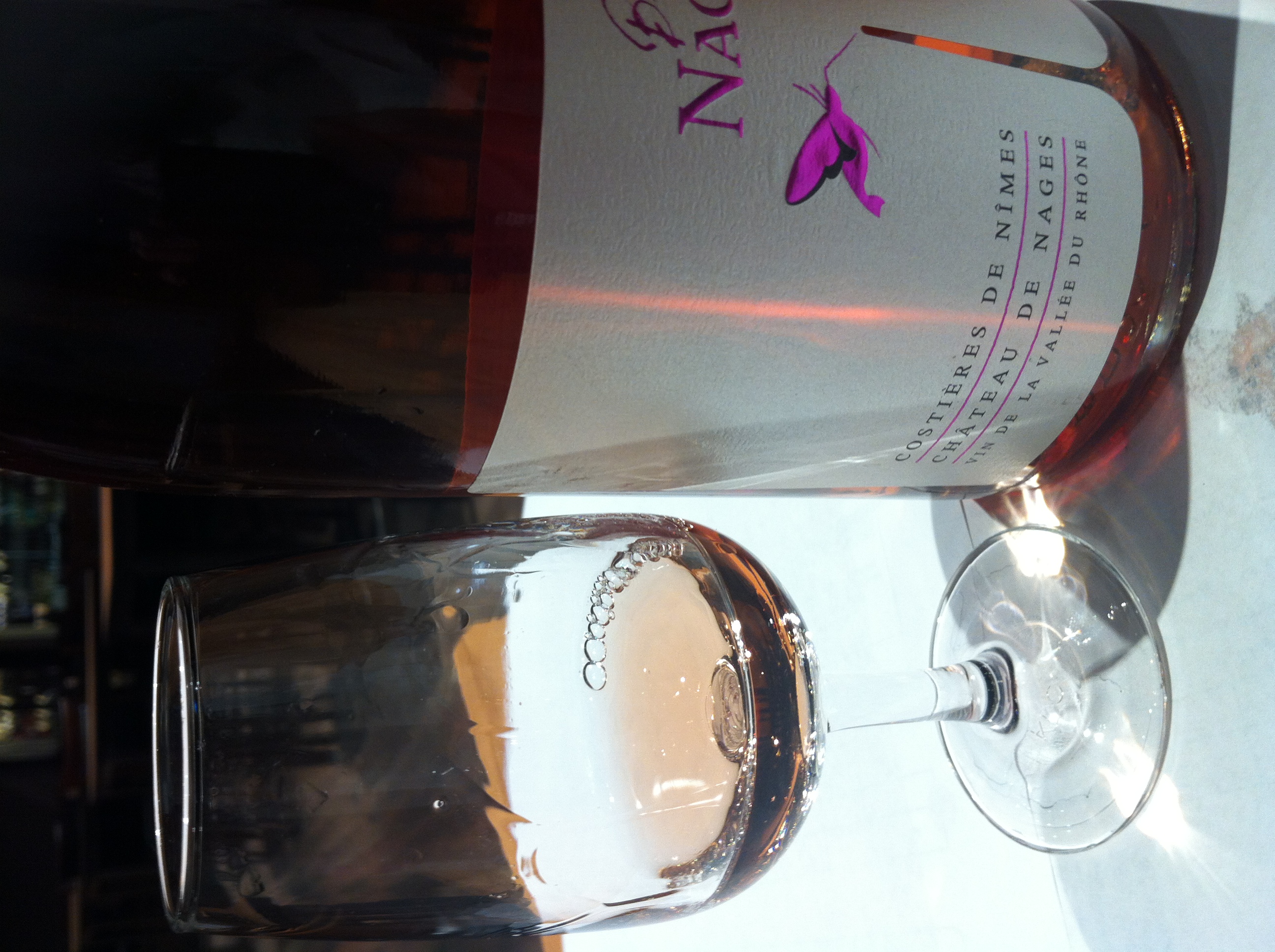 Čaša roze vina iz regije Costières de Nîmes