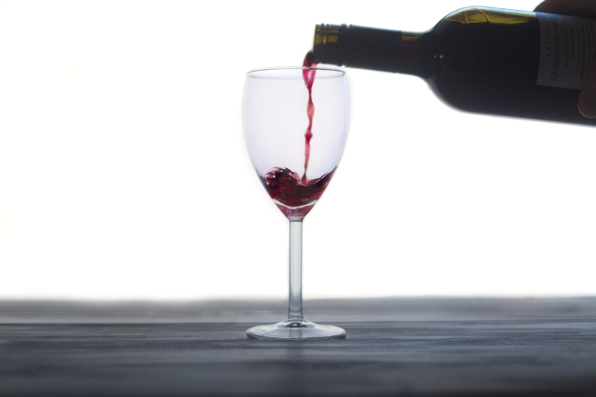 Vino se toči iz boce u čašu — prvi gutljaj zavisi od prave temperature
