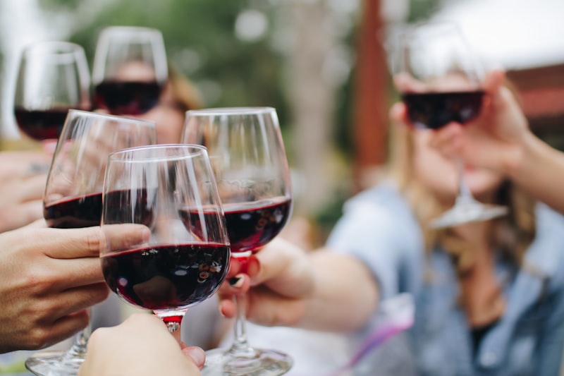 Čaše za vino na stolu — srž svakog poklon seta za vino