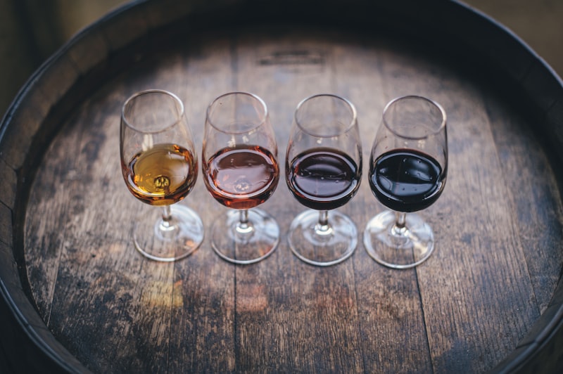 Poklon set za vino sa čašama i pratećim dodacima za degustaciju